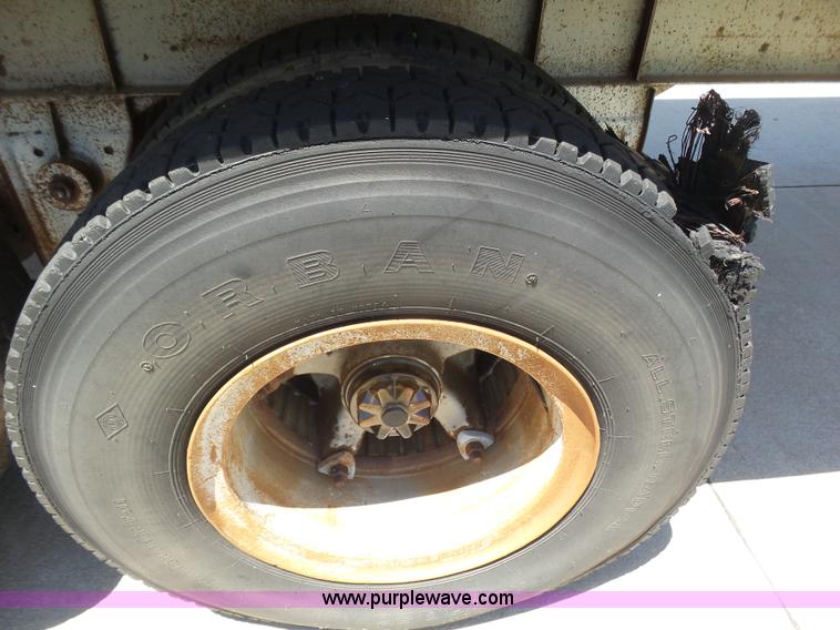 image for item J6035 1978 Fruehauf A9-8576-42-6PR refrigerated van trailer