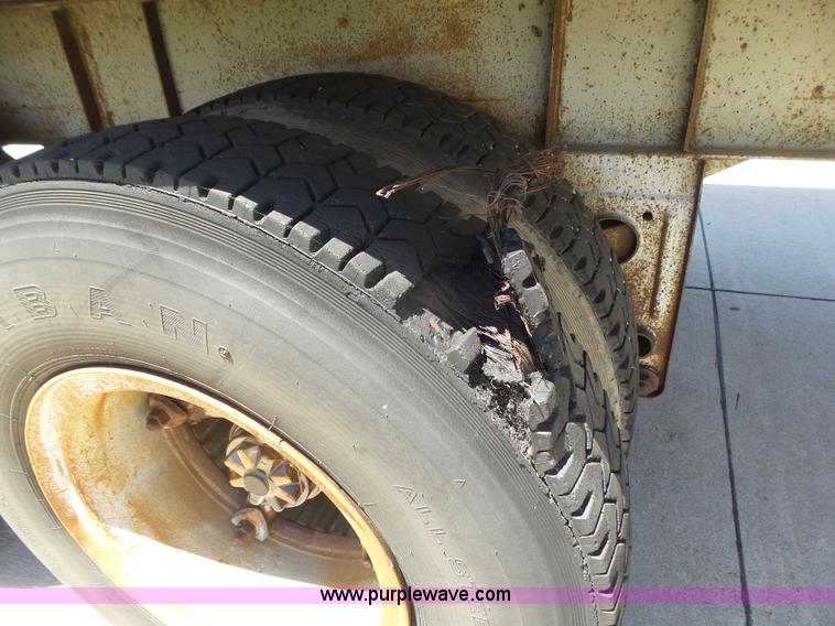 image for item J6035 1978 Fruehauf A9-8576-42-6PR refrigerated van trailer