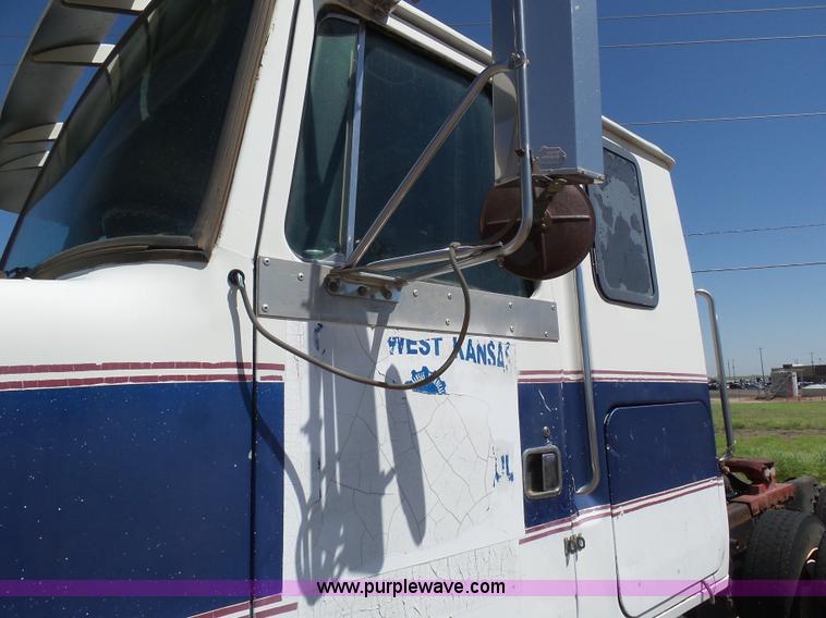 image for item J6038 1984 White semi truck