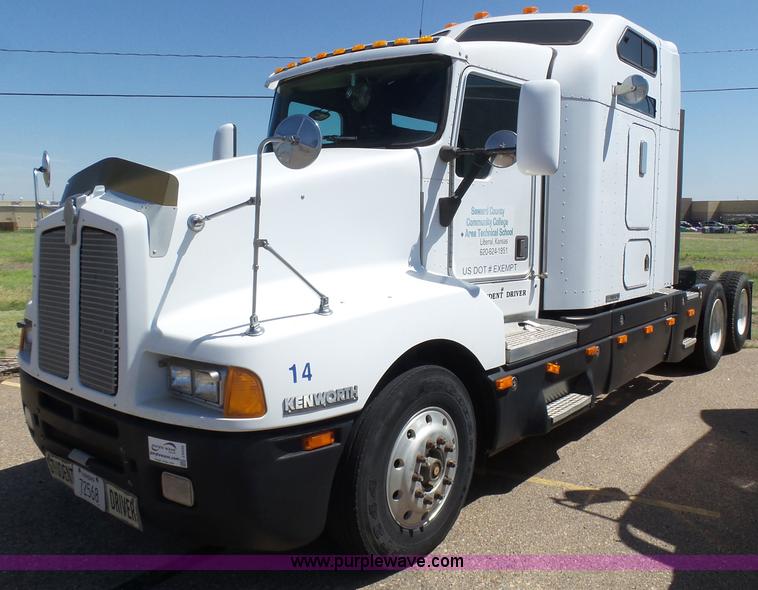 image for item J6039 1995 Kenworth T600 semi truck