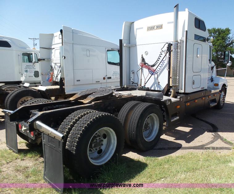 image for item J6039 1995 Kenworth T600 semi truck