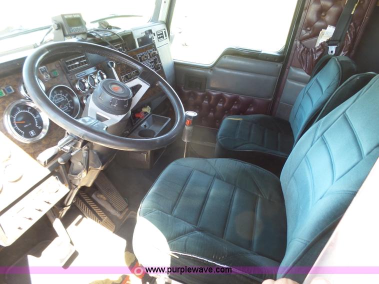 image for item J6039 1995 Kenworth T600 semi truck