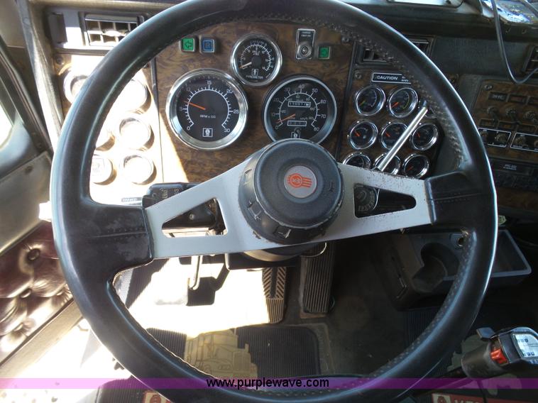 image for item J6039 1995 Kenworth T600 semi truck