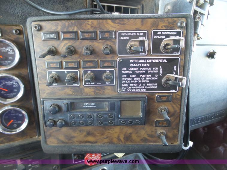 image for item J6039 1995 Kenworth T600 semi truck