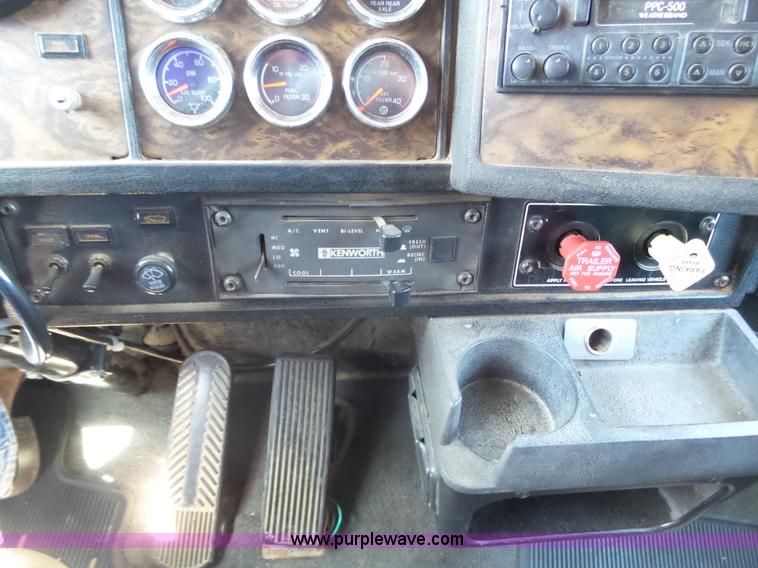 image for item J6039 1995 Kenworth T600 semi truck