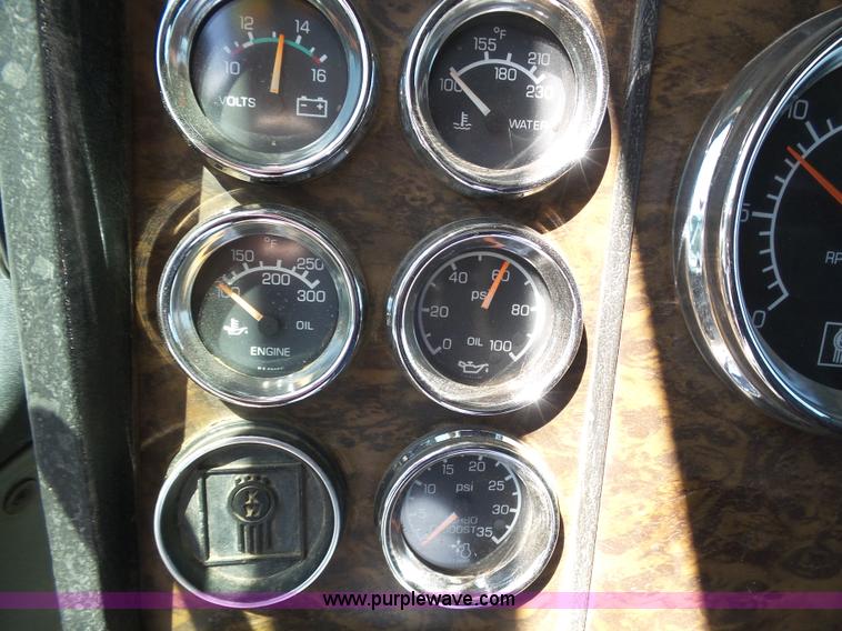 image for item J6039 1995 Kenworth T600 semi truck