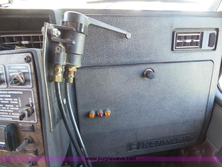 image for item J6039 1995 Kenworth T600 semi truck