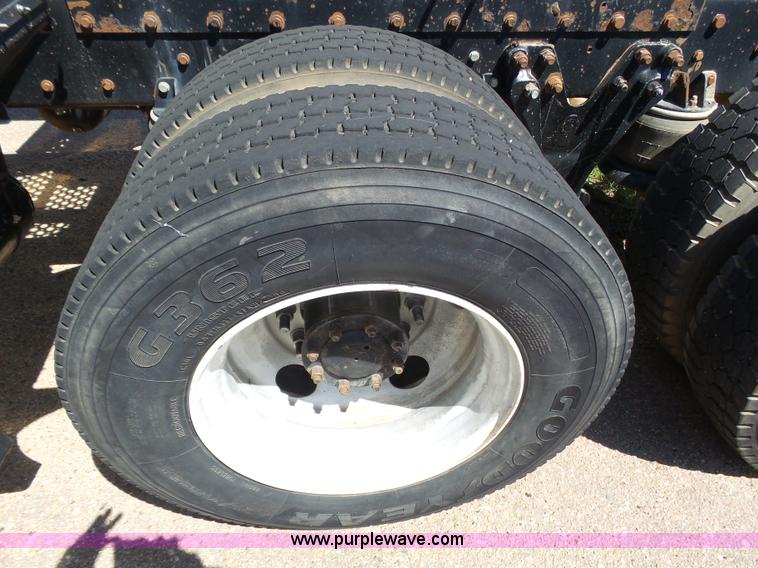 image for item J6039 1995 Kenworth T600 semi truck