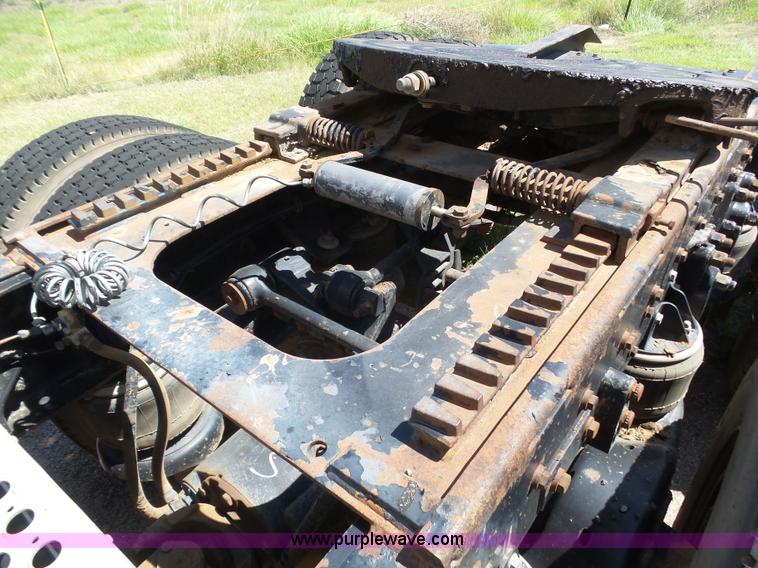 image for item J6039 1995 Kenworth T600 semi truck