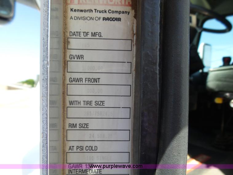 image for item J6039 1995 Kenworth T600 semi truck