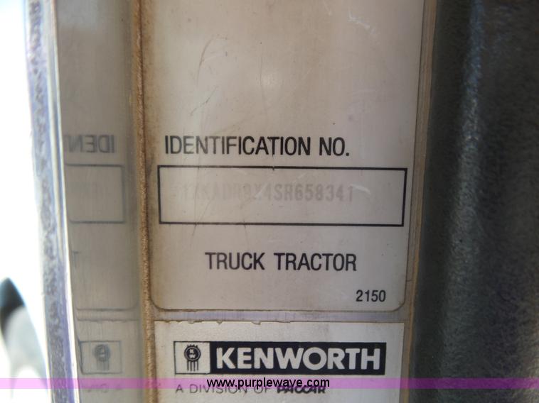 image for item J6039 1995 Kenworth T600 semi truck