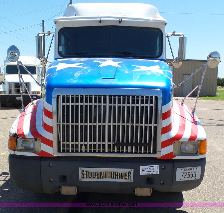 image for item J6040 1996 International 9600 semi truck