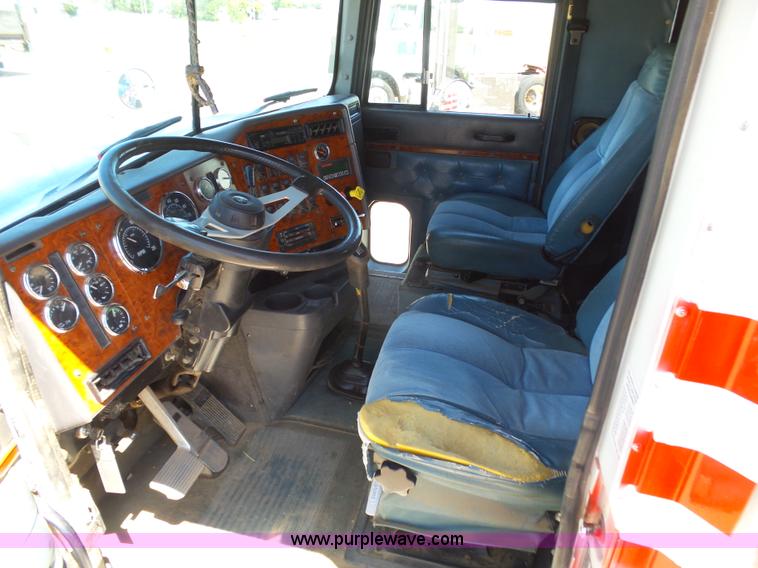 image for item J6040 1996 International 9600 semi truck