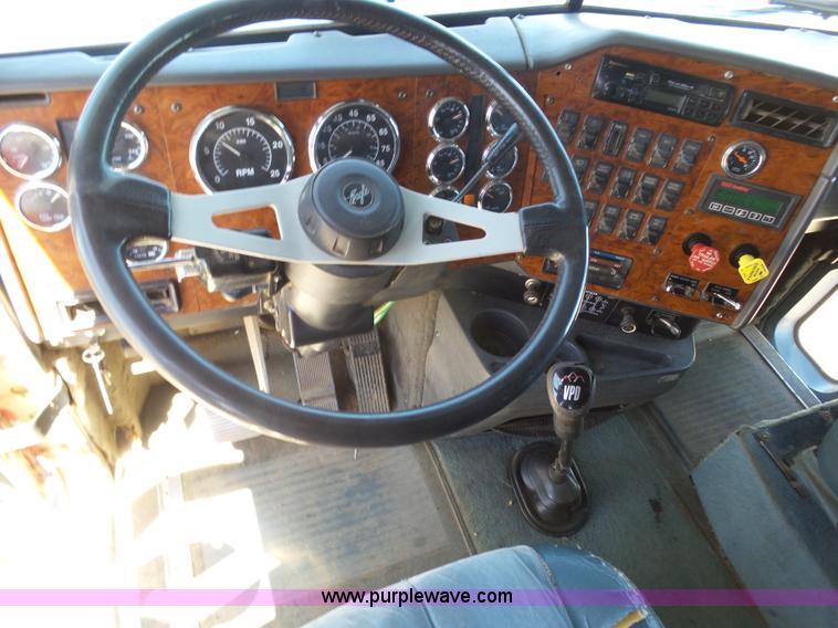 image for item J6040 1996 International 9600 semi truck