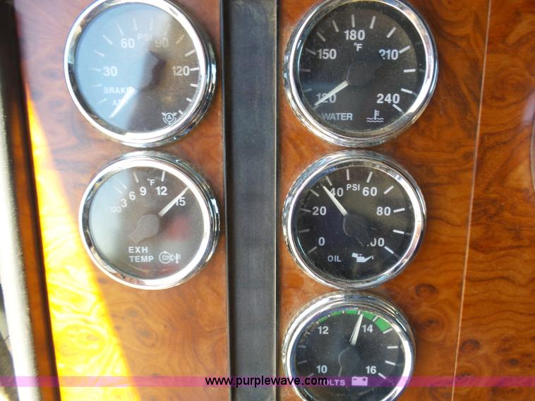 image for item J6040 1996 International 9600 semi truck