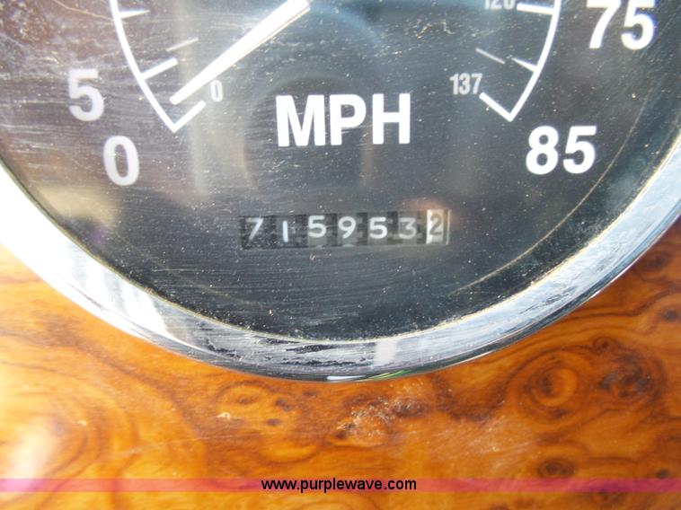 image for item J6040 1996 International 9600 semi truck