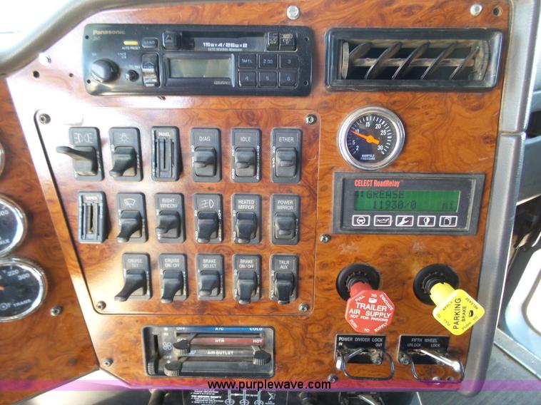 image for item J6040 1996 International 9600 semi truck