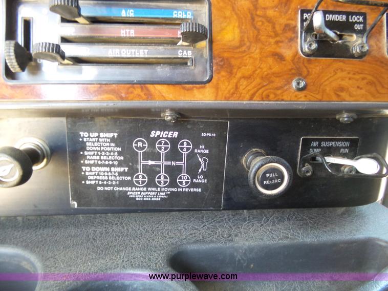 image for item J6040 1996 International 9600 semi truck