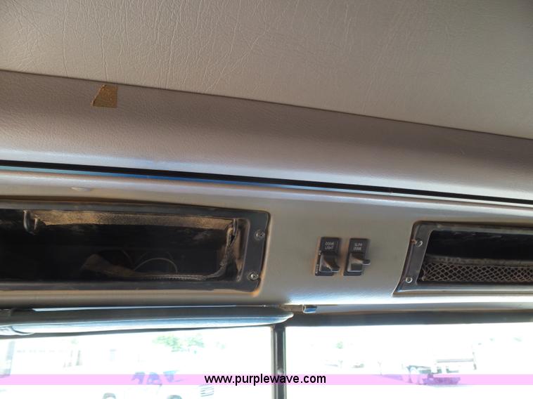 image for item J6040 1996 International 9600 semi truck