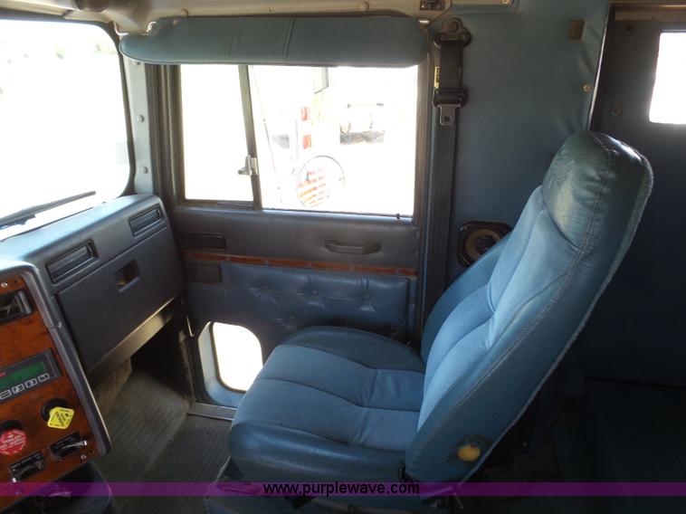 image for item J6040 1996 International 9600 semi truck