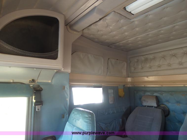 image for item J6040 1996 International 9600 semi truck