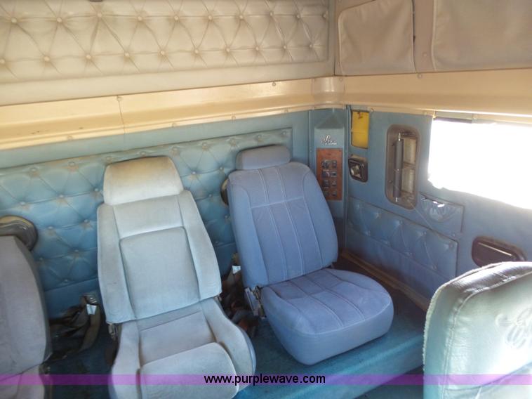 image for item J6040 1996 International 9600 semi truck