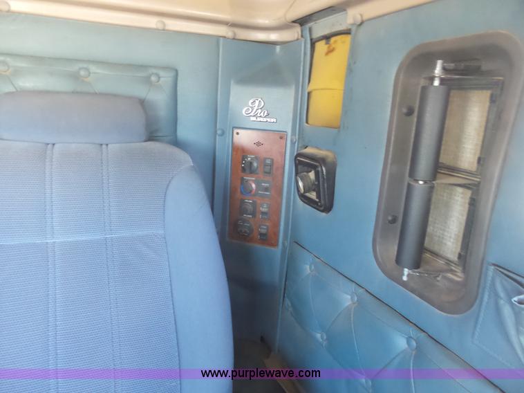 image for item J6040 1996 International 9600 semi truck