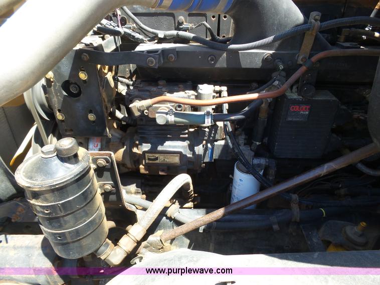 image for item J6040 1996 International 9600 semi truck