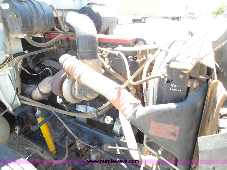 image for item J6040 1996 International 9600 semi truck