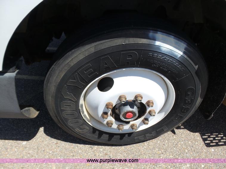 image for item J6040 1996 International 9600 semi truck