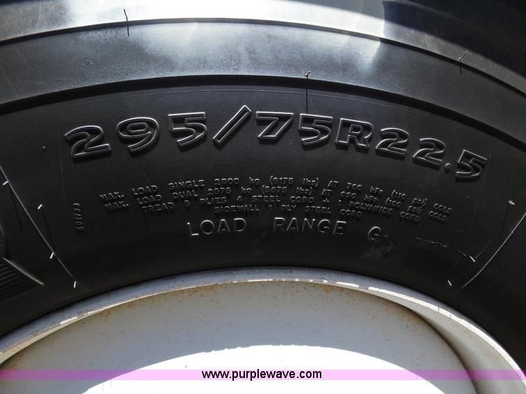 image for item J6040 1996 International 9600 semi truck