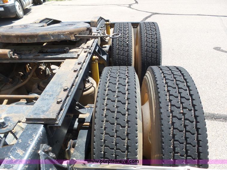 image for item J6040 1996 International 9600 semi truck