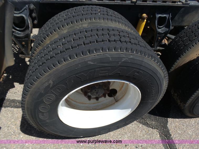 image for item J6040 1996 International 9600 semi truck