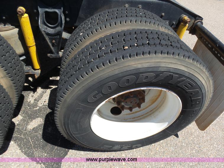 image for item J6040 1996 International 9600 semi truck