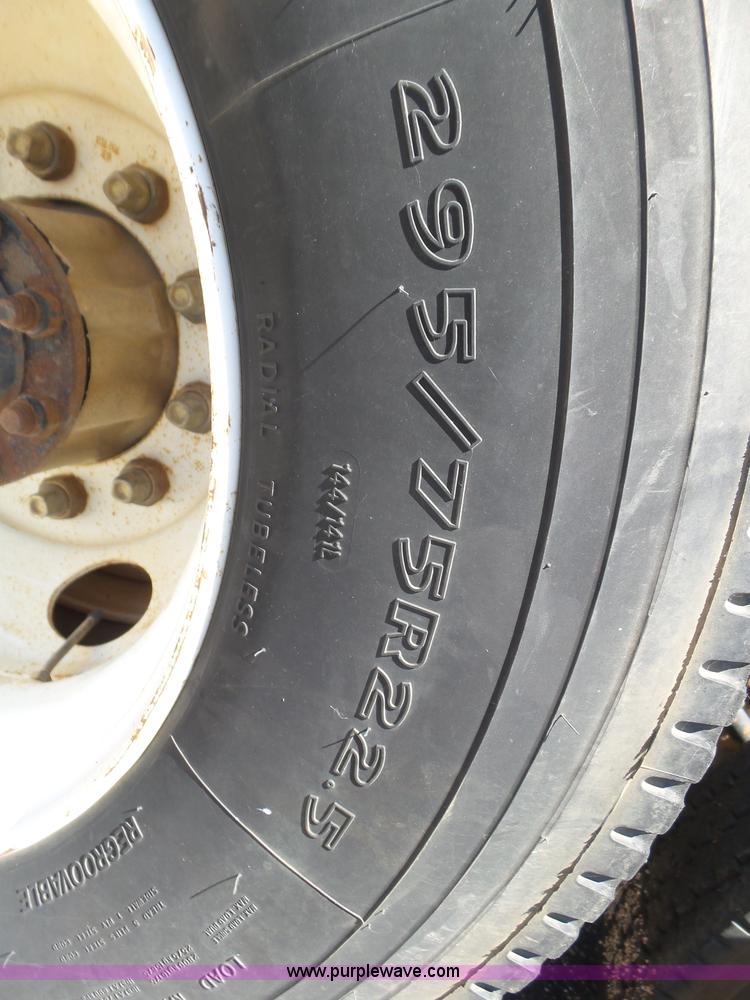 image for item J6040 1996 International 9600 semi truck