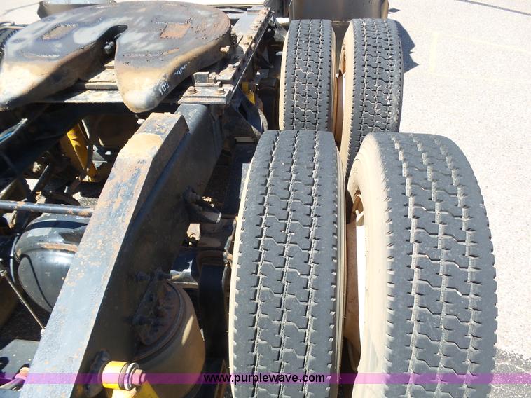 image for item J6040 1996 International 9600 semi truck