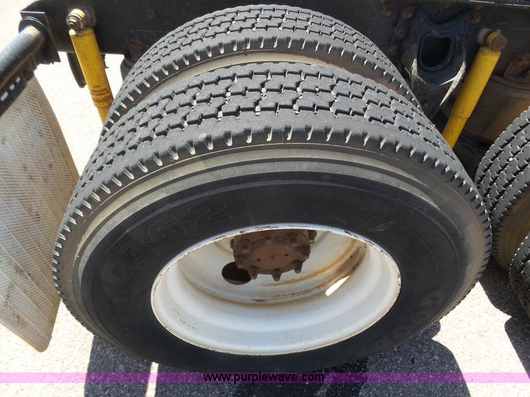 image for item J6040 1996 International 9600 semi truck