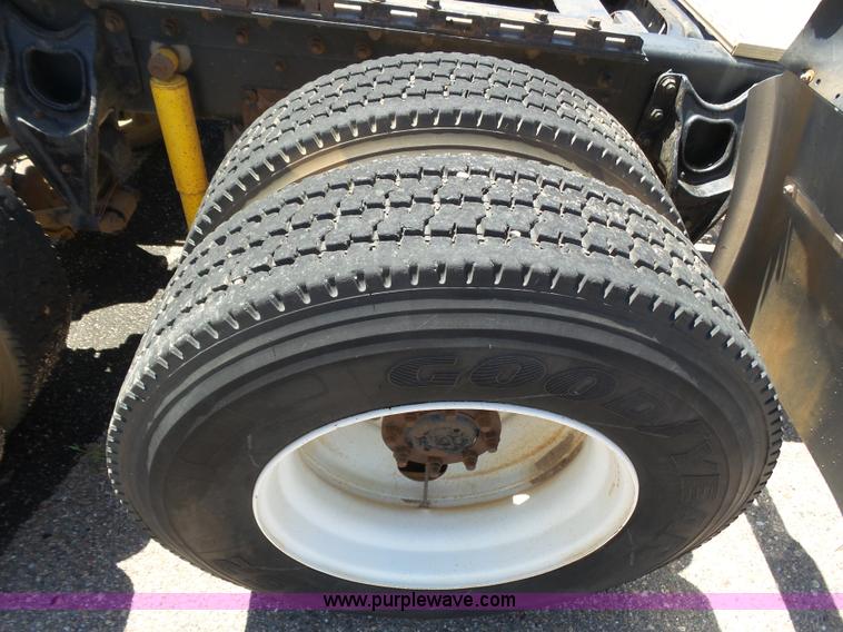 image for item J6040 1996 International 9600 semi truck