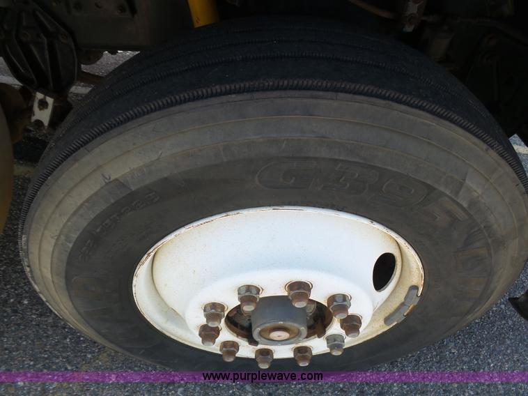 image for item J6040 1996 International 9600 semi truck