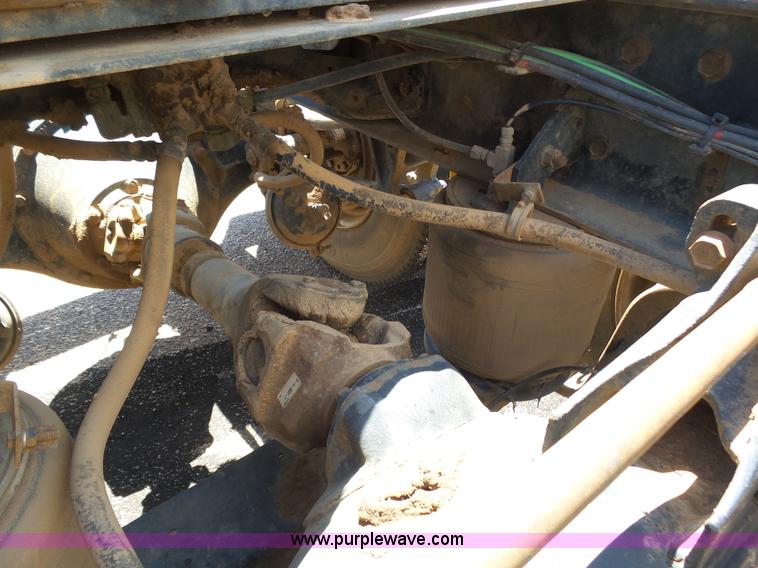 image for item J6040 1996 International 9600 semi truck