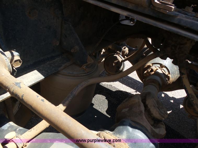 image for item J6040 1996 International 9600 semi truck