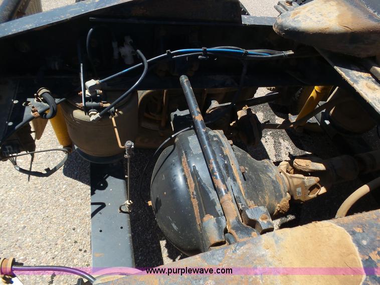 image for item J6040 1996 International 9600 semi truck