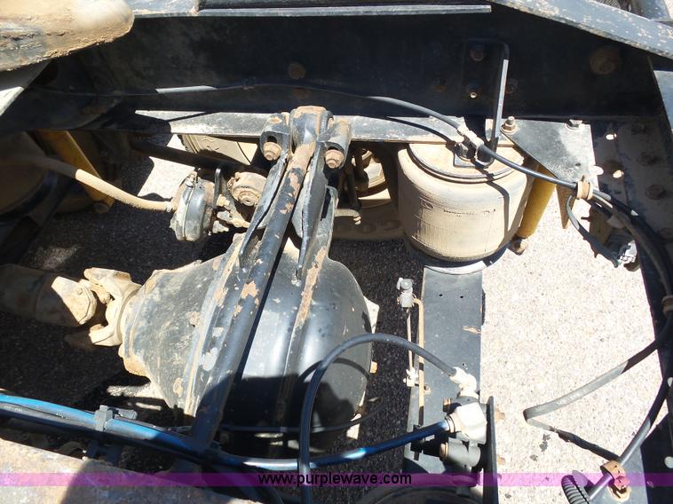 image for item J6040 1996 International 9600 semi truck