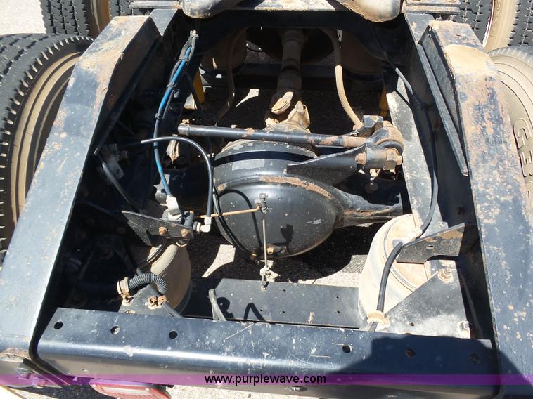 image for item J6040 1996 International 9600 semi truck