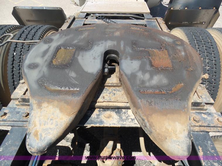 image for item J6040 1996 International 9600 semi truck