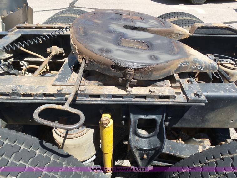 image for item J6040 1996 International 9600 semi truck