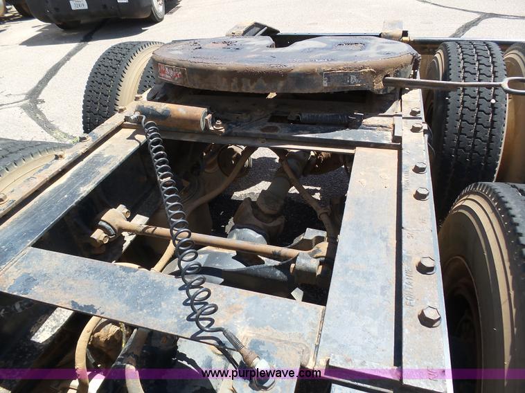 image for item J6040 1996 International 9600 semi truck