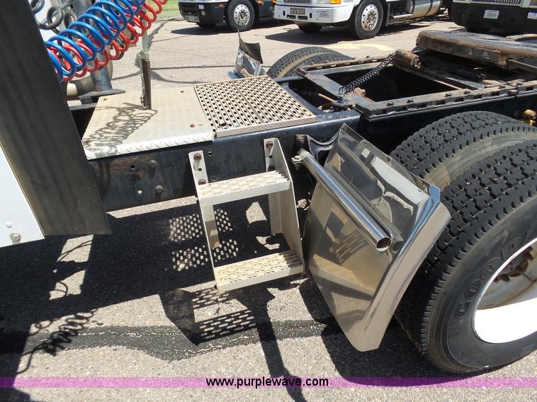 image for item J6040 1996 International 9600 semi truck