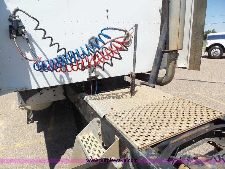 image for item J6040 1996 International 9600 semi truck