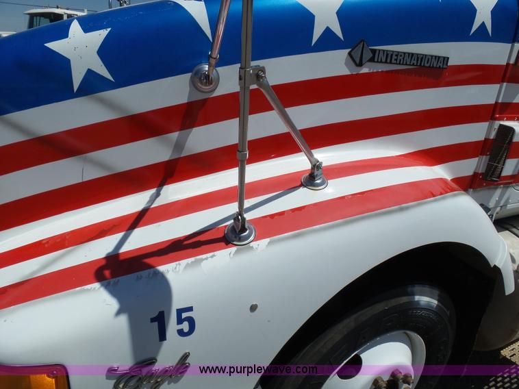 image for item J6040 1996 International 9600 semi truck